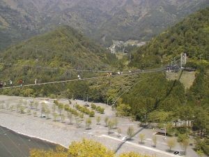 日本一長い谷背の吊り橋