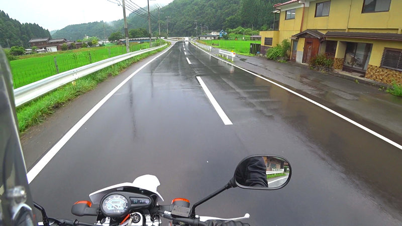 雨に濡れる事なくバイク屋に戻った