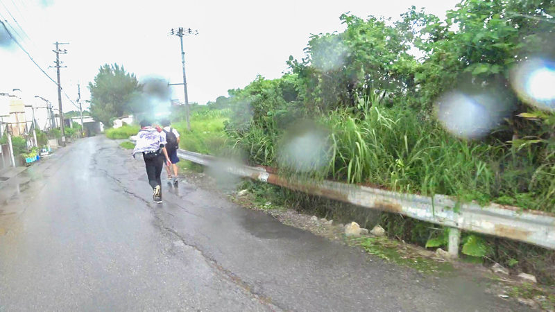 急に降りだした雨で諦めた学生