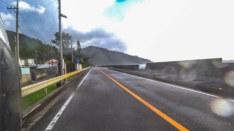 天候は晴れたり小雨が降ったりと安定しない天候