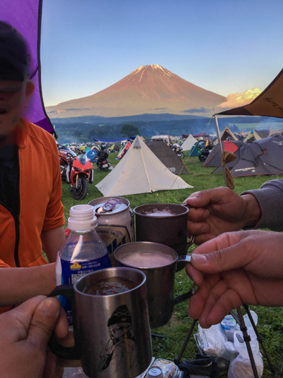 みんなで富士山をバックに乾杯