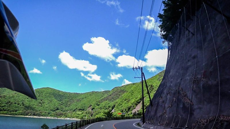 左手に本栖湖