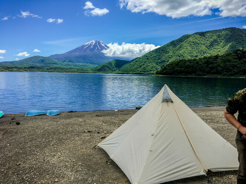 本栖湖と富士山とパンダテント