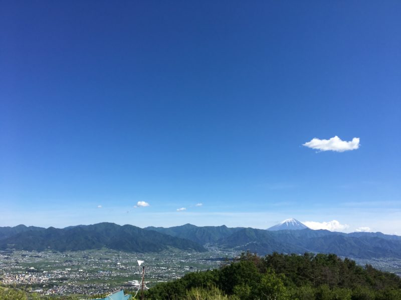 山梨の街並みと富士山