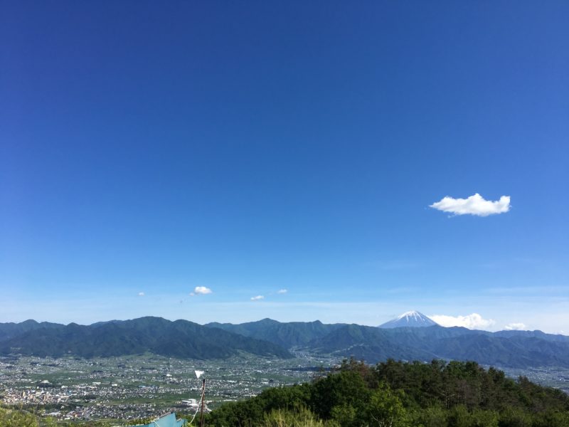 山梨の街並みと富士山